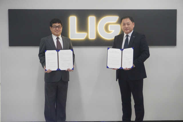 최종진(오른쪽) LIG넥스원 미래전장사업부문장과 황수익 시큐리티플랫폼 대표이사가 지난 15일 LIG넥스원 서울사무소에서 '국방 AI 및 무인체계 보안 기술 적용 협력을 위한 업무협약'을 체결하고 기념촬영을 하고 있다. LIG넥스원 제공